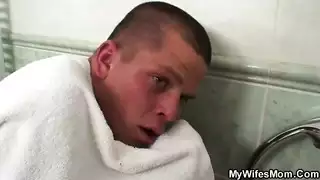 إدخال شرجي باليد – تمديد الفتحة xxx