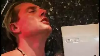 جنس حيواني صريح: حصان ينكح إناث في فعل عنيف