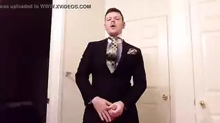 رجل وسيم مع ديك ضخمة هو الإصبع وتقبيل صديقته في غرفة الخزانة