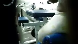 رجل يجعل الفتات تبكي من الوجع بمص كسها فقط