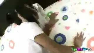 فتى تايلاندي صغير يضرب كس جارته الضيق بقوة