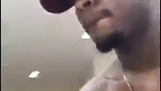 قضيب أسود ضخم مقابل كس صغير تمديد شرجي قاسٍ