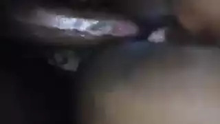 فتاة عاهرة تأخذ حمولة ضخمة بمفردها