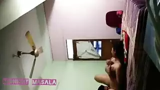 جميلة هندية صغيرة تستكشف رغباتها الإباحية الجريئة