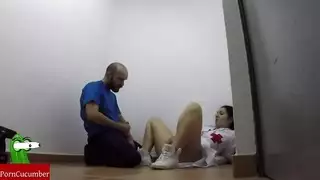 ممرضة جامحة تطلب لعق كس ونيك قوي من عامل الخدمة