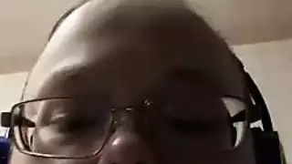 شاب يمارس العادة السرية بقضيبه القاسي في فيديو إباحي فردي