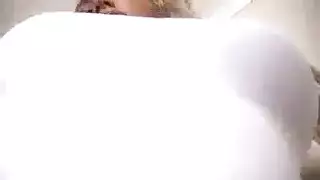 مثير فاتنة اللاتكس يحصل فمها الكامل من نائب الرئيس في الإنتاج