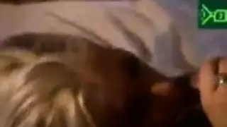الدومونت فائقة الأنوثة تمص قضيب بعمق بينما تلعق حلماتها وفتحة شرجها