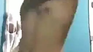 مراهقون معضلون يمارسون الجنس في غرفة الأوزان
