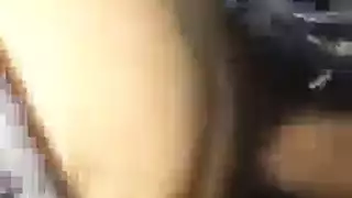 مراهقة قانونية مثارة تبلل فرجها في الموتيل