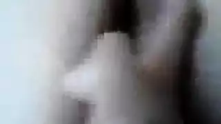 تيا سايروس تمص بقوة على الشاطئ ثم تتعرض لضرب مؤخّرتها بشدة