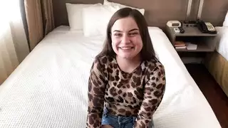 محتالة الفندق: تدمير فرج عذراء لفتاة صغيرة