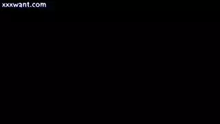 بدخل إصبعه خلال المساجد