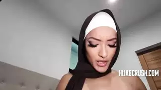 تدخل يديها في طيز