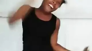فاتنة سمراء تأخذ قضيبًا صلبًا