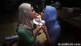 فتاة الثراء العربية تتسلل للقاعدة لممارسة جنس عنيف