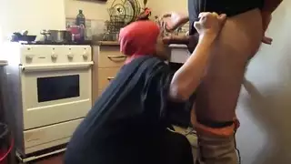 الزوجة المسلمة الشهوانية تعطي فعل اللسان الشغوف
