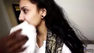 خادمة عربية صغيرة تستسلم لقضيب أسود صلب أمام الكاميرا