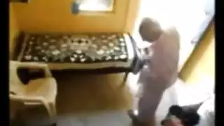 عجوز قذر يلمس مراهقة متمردة في فيلم جنسي خام