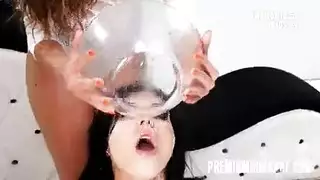 نهاية مليئة بالمني لثلاثية سحاقية ساخنة