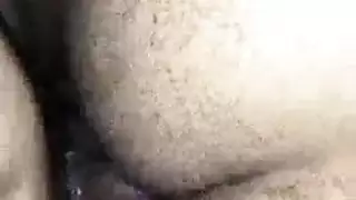 سمراء ساخنة تمارس الجنس مع نفسها بقضيب اصطناعي وهي تداعب خصيتيها