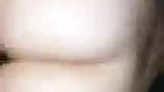 ظهيرة ساخنة على الأريكة: صديقة الصديق تنضم للمتعة