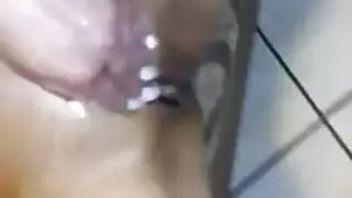 ثنائي مثار ينتقل إلى جلسة جنس ثلاثي صريح