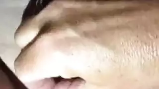 جسد جينا المراهق يستخدمه قضيب العجوز الكبير المنتصب في الحمام