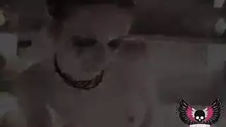 مهرج وقح محبوس في أداة تدفق جنسي مستمر