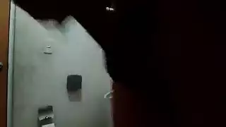 فحل أسود نحيف يملأ مهبل عاهرة متزوجة مبلل
