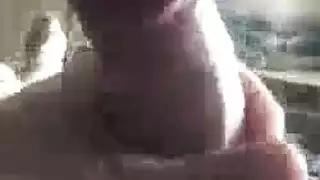 أورجي في الحظيرة مع رعاة بقر خشنين