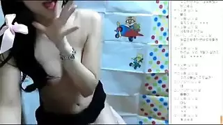 جميلة آسيوية تستمنيها امرأة ناضجة مثيرة خلف ظهر صديقها