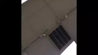 ثدي العاهرة البريطانية الكبير يهتز وهي تركب جارها على الأريكة