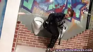 المريدون القذرون يتوسلون لبوصلة مهبلها المسحور