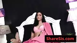  فيغا الصغيرة تغازل وتأخذ زب كبير على كاميرا مباشرة