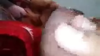 شاب أسود جامح يدلك قضيبه القاسي للعدسة