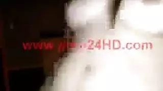 شاب مثير وصديقه يغتصبان فتاة تايلاندية في ثلاثي إباحي غير منقطع