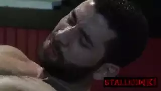 نيك شرجي صعب: قضيب ضخم يضرب الجمال للوصول إلى الذروة