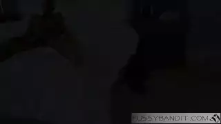 قضيب أسود ضخم يمدد كسها الأبيض خلال تدليك إيروتيكي