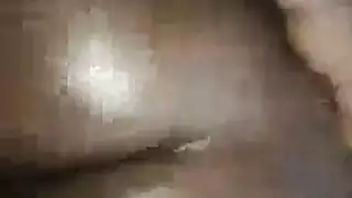 رجل مدهون يباعد ثدييها المشدودين للجماع الإباحي بين الثديين