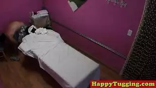 مدلكة تعاني تجذب قضيب زبون نابض