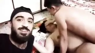 إباحي عربي خام: مصور يصور صديقه وهو يدمر فرج فتاة عربية ضيق