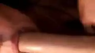 جماع عادي مع فتاة سمراء: حركات مثيرة بالكس والثدي