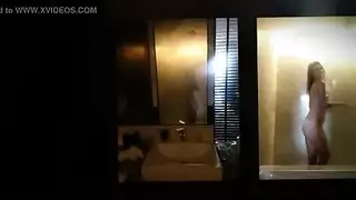 مراهقة تتراجع على ركبتيها من أجل قذف كثيف في الحلق