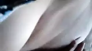 العاهرة المتلهفة كارين تخدم قضيبًا ضخمًا