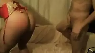 شقراء تمتد مهبلها بقضيب أسود ضخم في الخارج