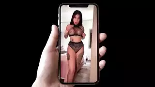 لاتينا ساخنة بحلمات كبيرة تأخذ عضو رجل عربي في فيلم إباحي