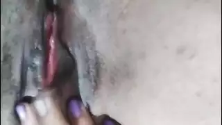 أم عربية مثيرة تحت الحجاب تداعب فرجها المبلل للكاميرا