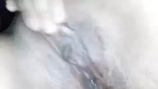 عربية محجبة تستمتع بلمس فرجها الرطب، زوجها كاد يضبطها