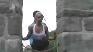 نجم الشعر يمارس الجنس معها بقوة في مكان عام